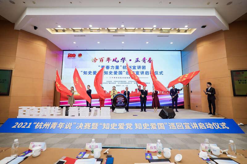2020年,小区保安陪晕倒老人就医,却遭其家属恩将仇报:索赔49万